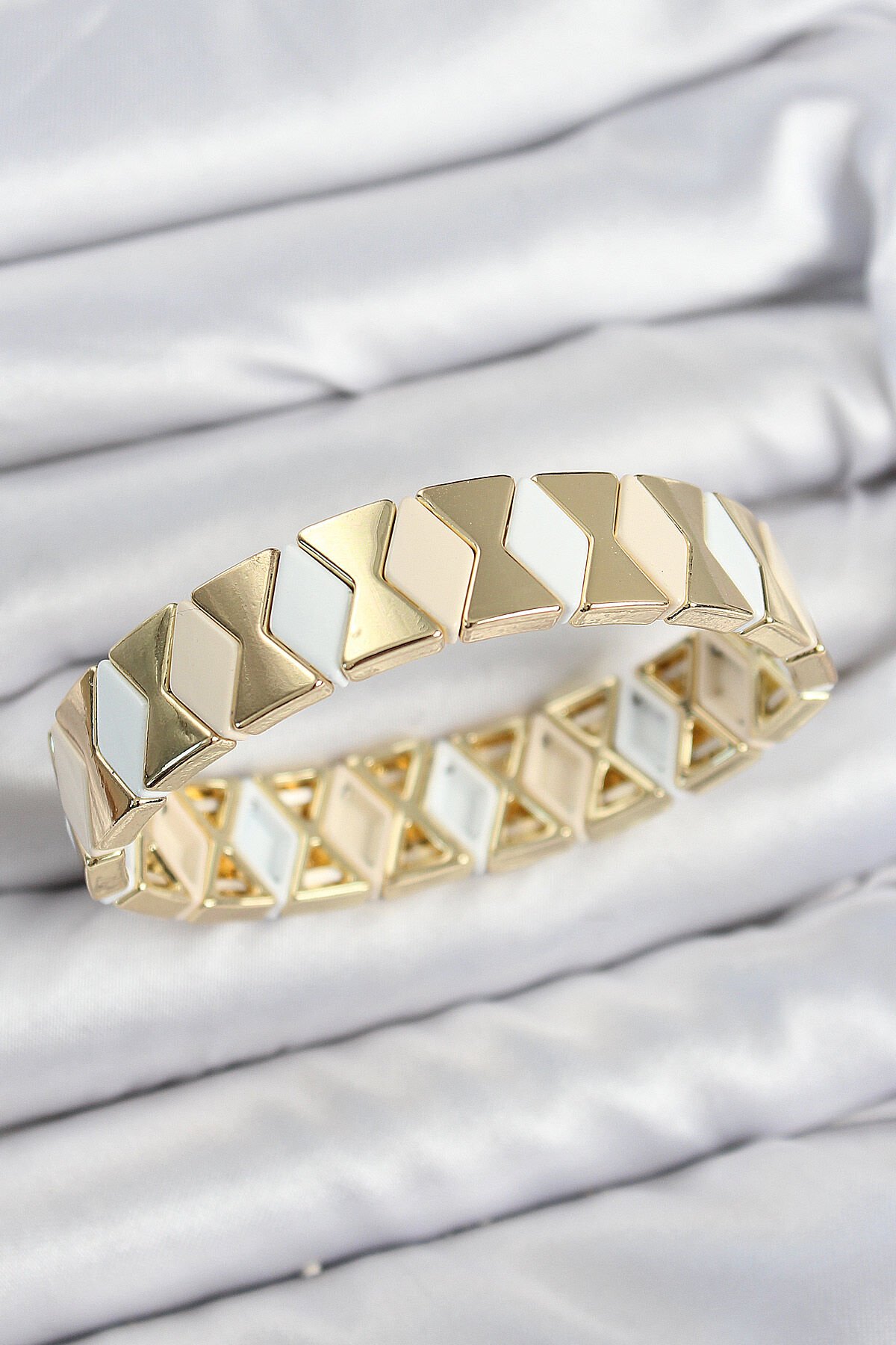 Pirinç Baklava Desenli Krem Beyaz Gold Renk Lastikli Kadın Bileklik