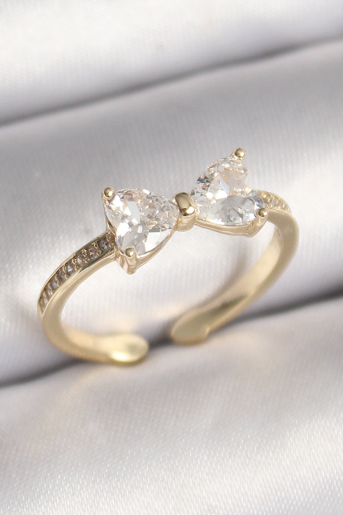 Pirinç Gold Renk Zirkon Taşlı Kalp Fiyonk Model Kadın Yüzük