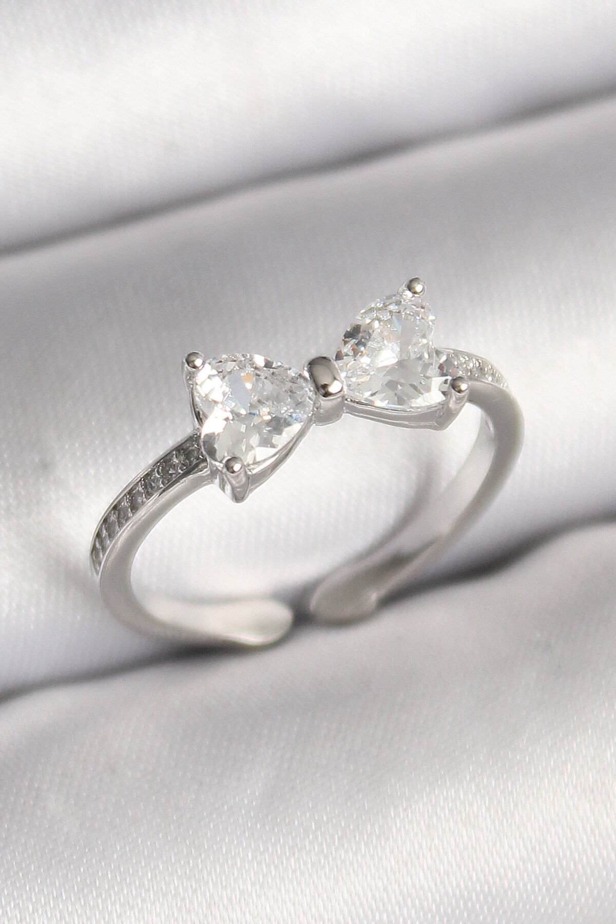 Pirinç Gümüş Renk Zirkon Taşlı Kalp Fiyonk Model Kadın Yüzük