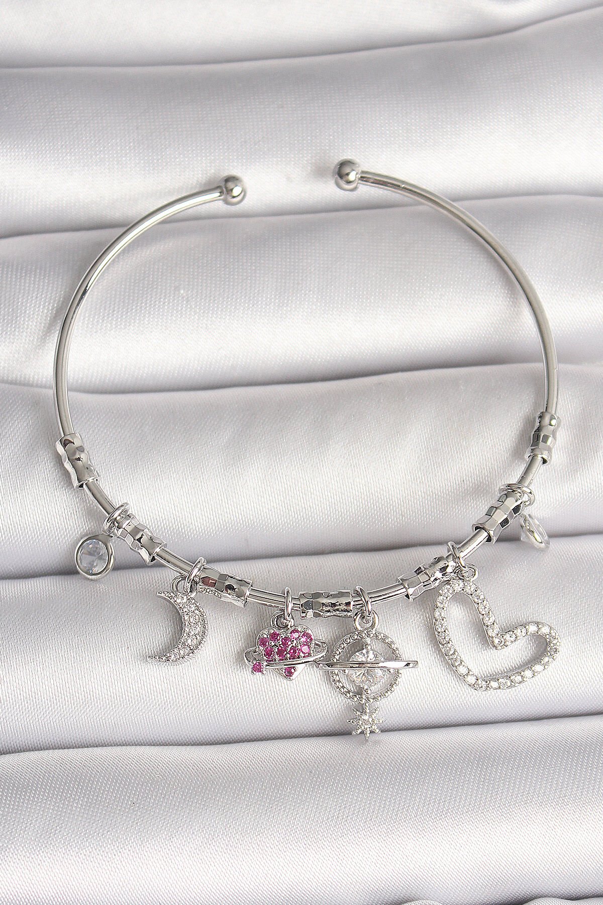 Pirinç Gümüş Renk Sallantı Zirkon Taşlı Gezegen Figür Kalp Detay Charm Kadın Bileklik